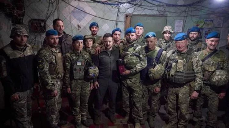 Zelenski Vuhledarda Ukrayna əsgərlərini ziyarət edib