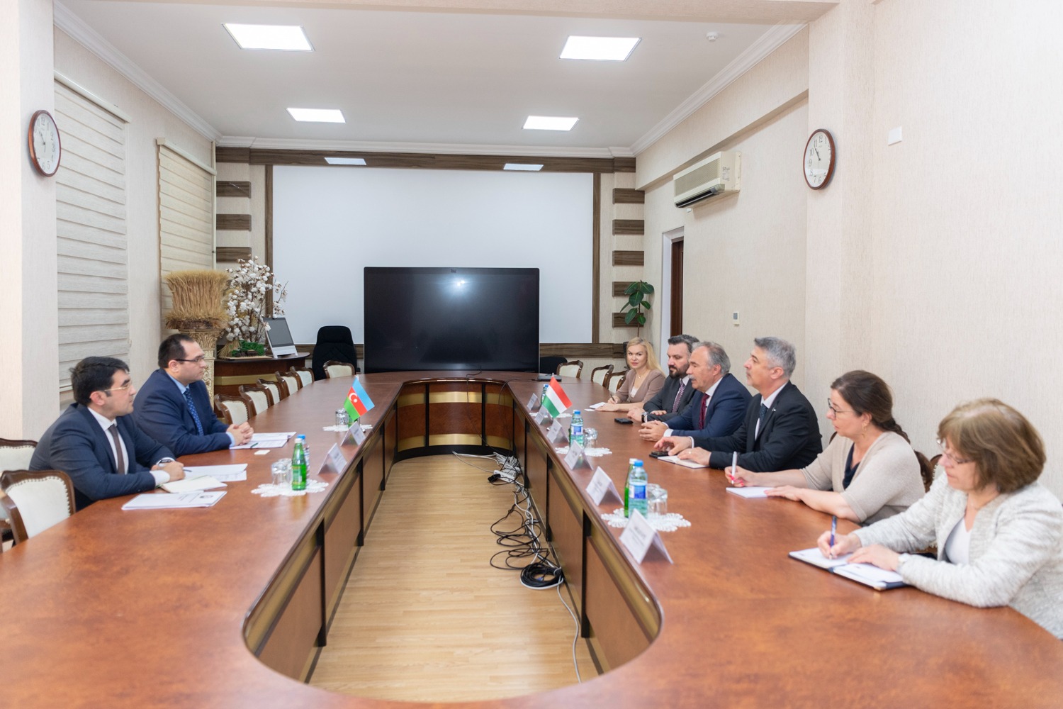 Nazir Məcnun Məmmədov Macarıstanın kənd təsərrüfatı naziri ilə görüşüb