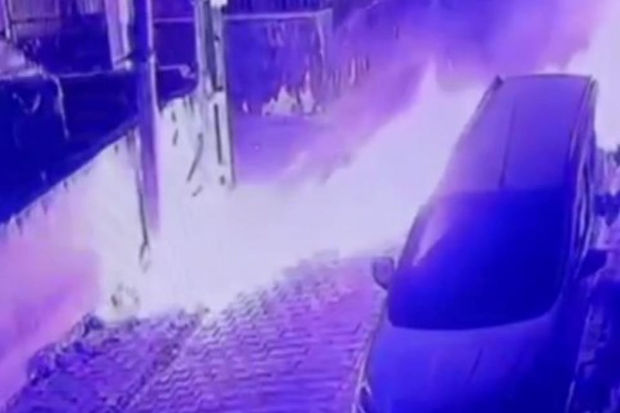 Türkiyədə şəxsi evin önündə bomba partladı - VİDEO