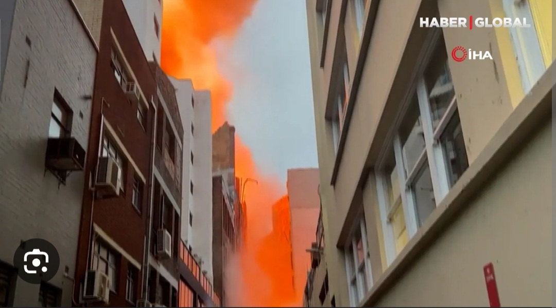 Alova bürünən binanın qəfil dağıldığı anlar hər kəsi qorxuya saldı - ANBAAN VİDEO