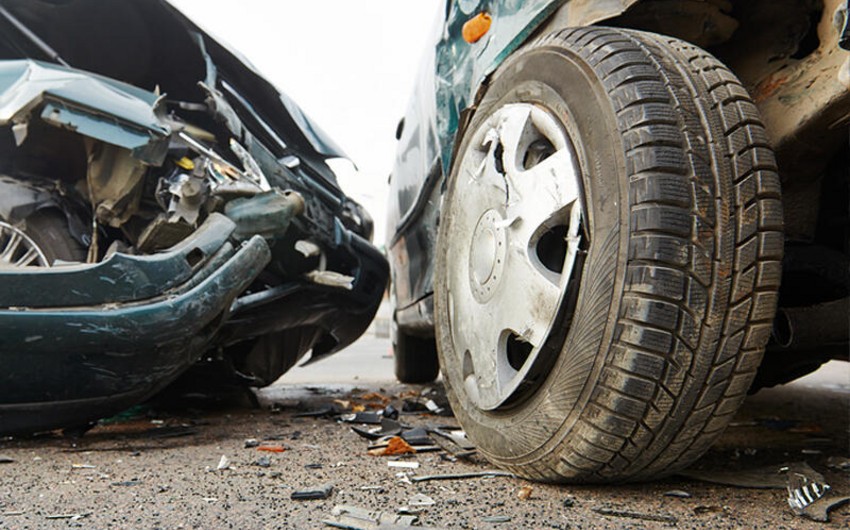 В Баку столкнулись два автомобиля, есть пострадавший