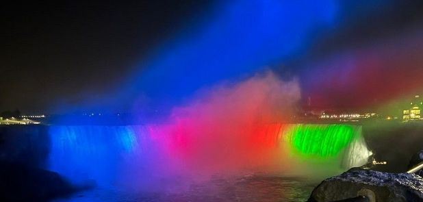 Ниагарский водопад освещен цветами азербайджанского флага