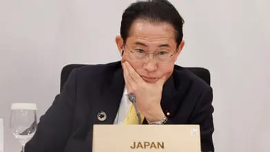 Yaponiyanın baş naziri oğlunu bu səbəbdən işdən çıxardı