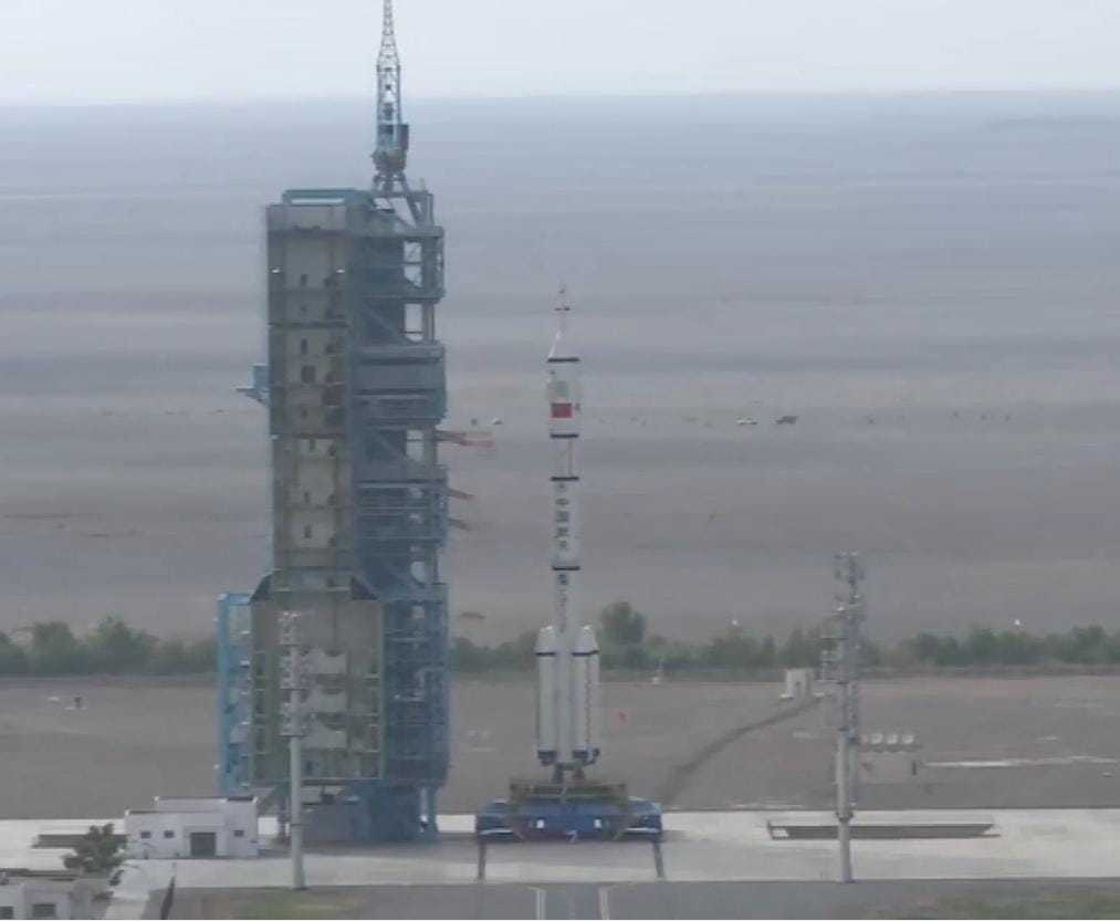 Çin kosmosa ilk mülki astronavtı göndərdi