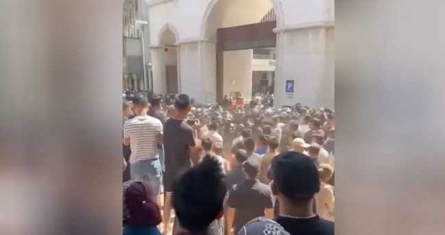 Çində müsəlmanlar küçələrə axışıb