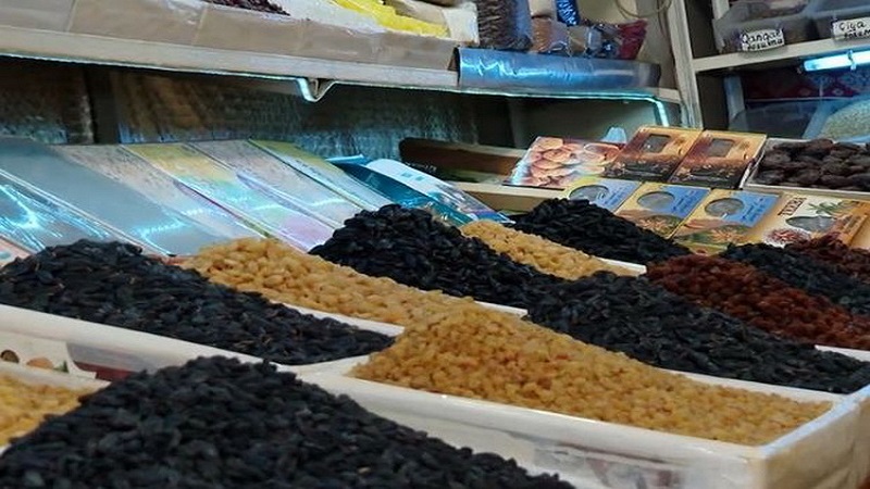 Mağazalarda satılan qara kişmişlər boyanır? (İDDİA/VİDEO)