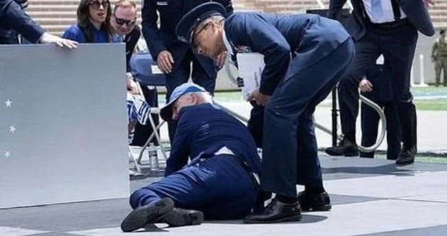 Bayden hərbi parad zamanı yerə yıxılıb