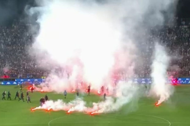 İtaliyada azarkeşlər yanan məşəllərlə futbolçulara hücum etdilər - VİDEO