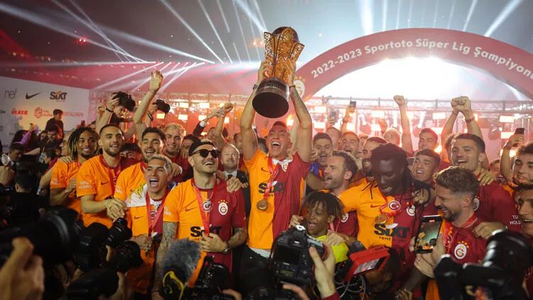 Qalatasaray Nef Stadionunda kuboku qaldırıb