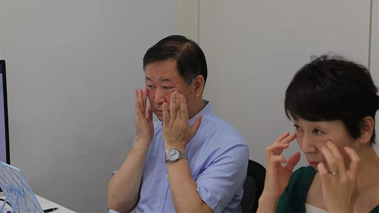 Gülməyi unudanlar Yaponiyada təhsil alır