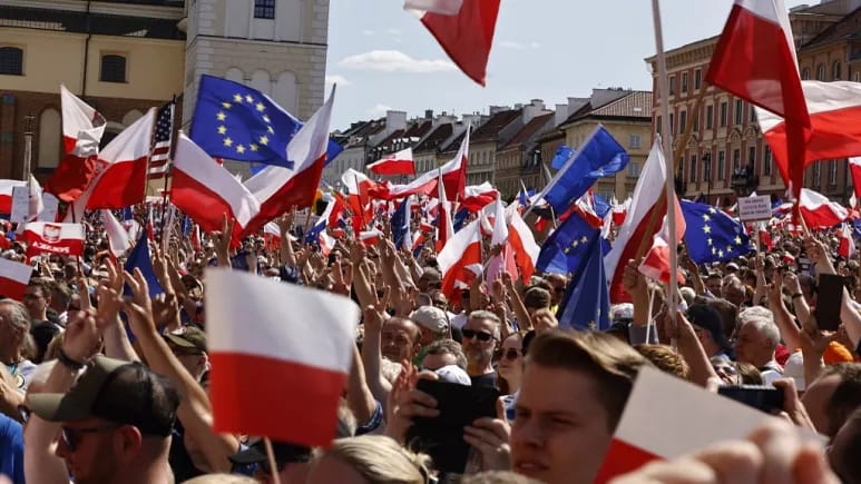Polşada hökumət əleyhinə etirazda yarım milyon insan iştirak etdi