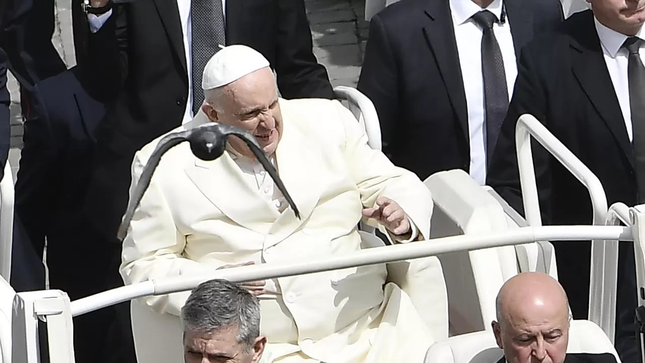 Roma Papası Fransisk əməliyyat olunacaq