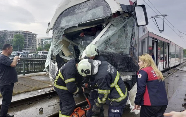 Türkiyədə 2 tramvay toqquşdu - Yaralılar var