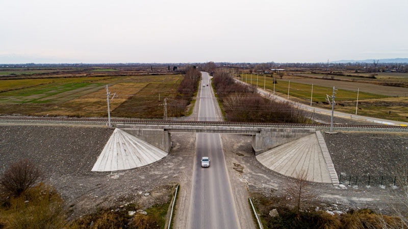 Ağdaşda vərəndaşın torpağından dəmir yolu salınıb, kompensassiya verilmir (FOTO/VİDEO)