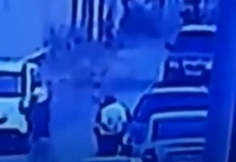 Avtomobillə 3 yaşlı uşağın başının üzərindən keçdi - Bakıda qəza - VİDEO