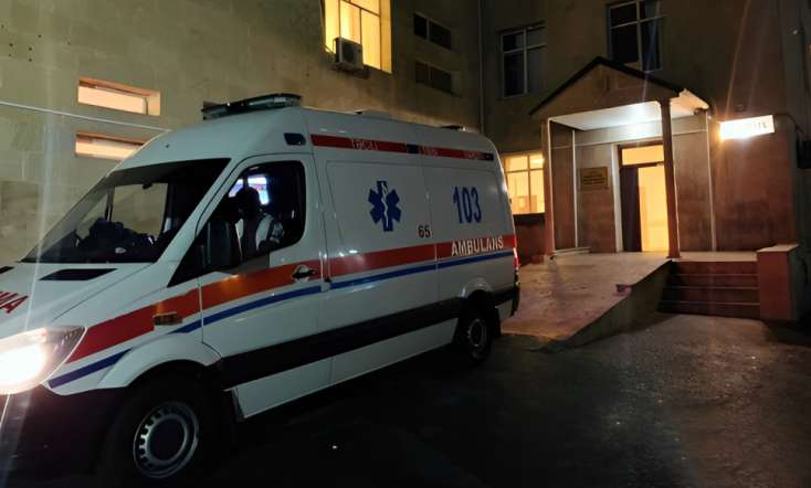 Bakıda yaralı qadın təcili yardım xərəyindən düşərək öldü