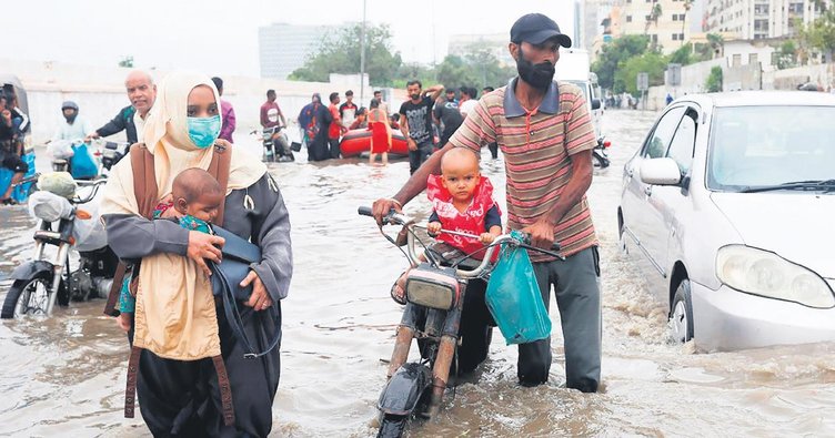 Pakistanda sel: 32 ÖLÜ, 145 YARALI