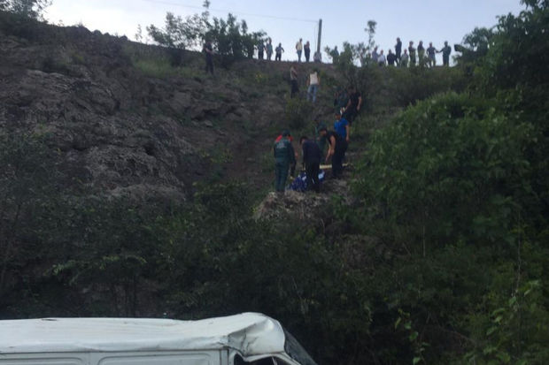 Ermənistanda avtomobil dərəyə yuvarlandı, hərbçilər öldülər - FOTO