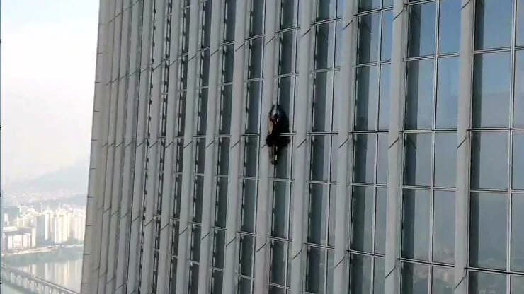 Dünyanın 5-ci ən hündür binasına avadanlıqsız qalxdı