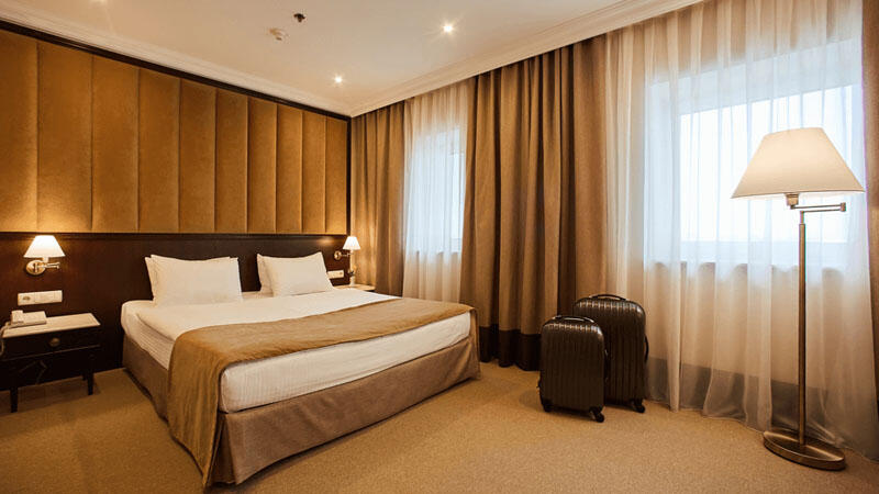 Sevgilisini otelə aparıb evlilik təklif etdi, bıçaqlayıb qaçdı