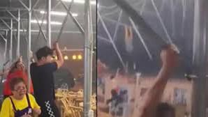 Çində güclü külək tentedən yapışan insanları uçurub