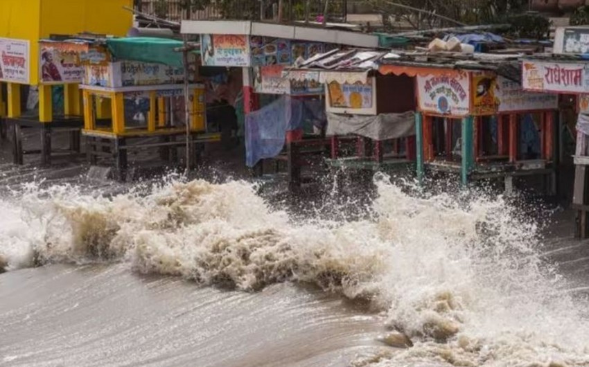 В Индии из-за приближающегося циклона эвакуировали порядка 74 тыс. человек