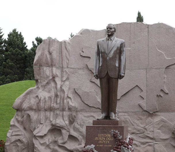 Pakistanın Baş naziri Heydər Əliyevin məzarını ziyarət edib