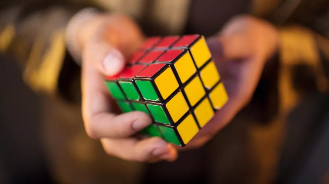 Rubik kubunu 3,13 saniyəyə həll edərək dünya rekordunu qırdı