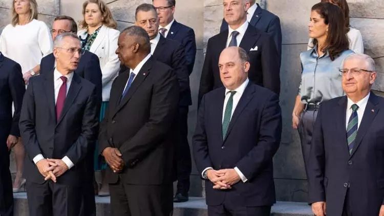 Nazir Gülər NATO-da ailə fotosessiyasına qatılıb