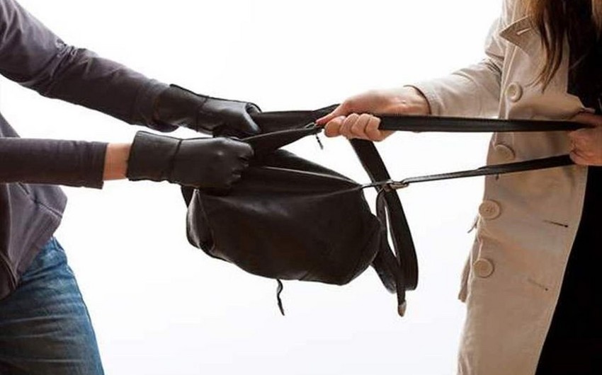 Bakıda qadının içərisində 23 500 dollar olan pulqabısı oğurlanıb