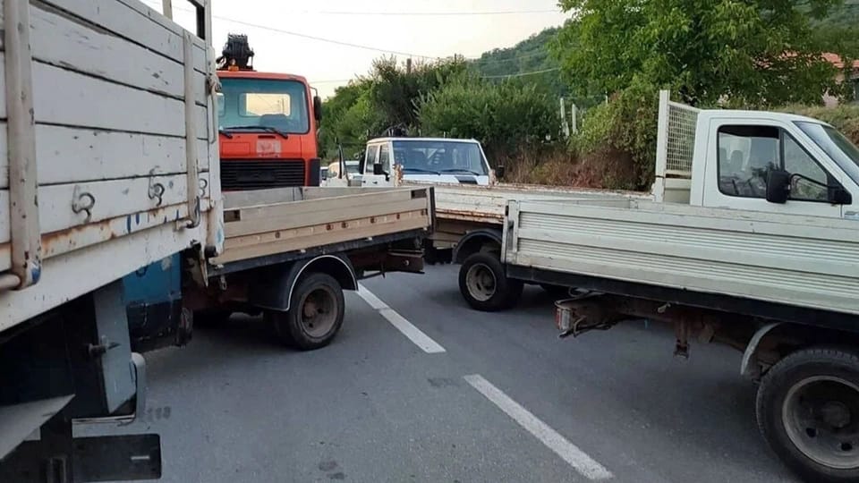 Serblər Kosovo sərhəd-keçid məntəqələrini bağladılar