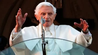 Papa XVI Benediktin xaçı oğurlanıb