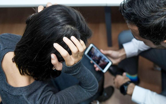 Bakıda qadını ailəsi ilə hədələyib 8 min aldılar