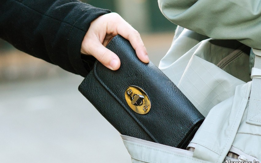 Metroda qadının pulunu və bank kartını oğurlayan şəxs saxlanılıb