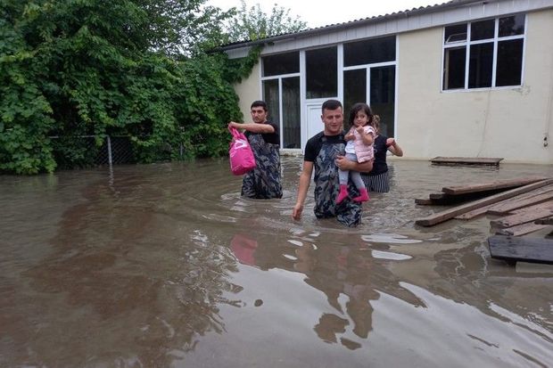 Gəncədə su basmış evdə bir ailənin üç üzvü təxliyə olunub - VİDEO