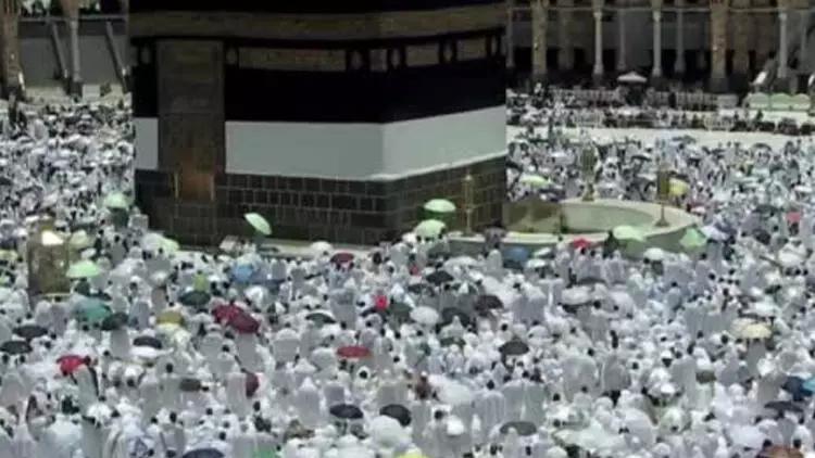Hacı namizədləri bayramdan əvvəl son cümə namazını Kəbədə qılıb