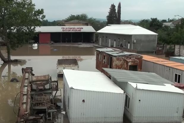 Qazaxda maşınlar və evlər su altında qalıb - VİDEO