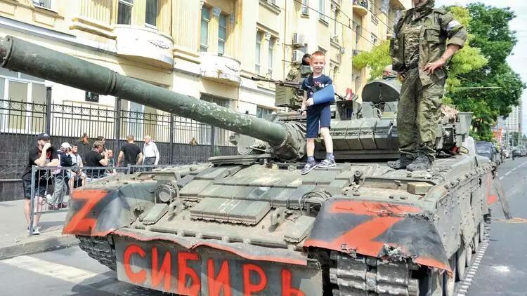 Vaqner düşərgəsinə geri qayıdır