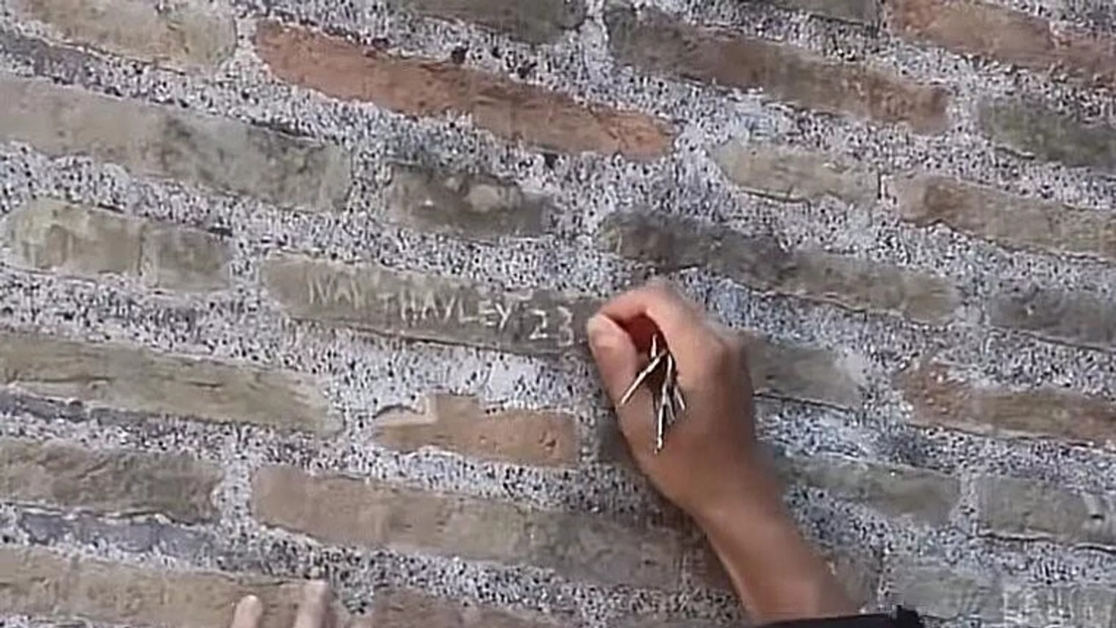 İtaliyada tarixi binaya adını yazan turist axtarılır