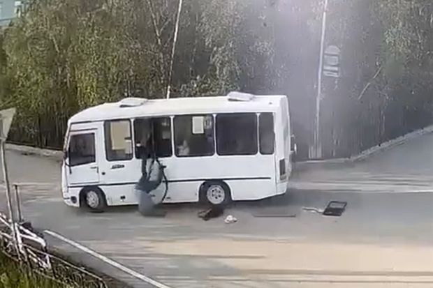 Rusiyada sərnişin hərəkətdə olan avtobusun pəncərəsindən yıxıldı - VİDEO