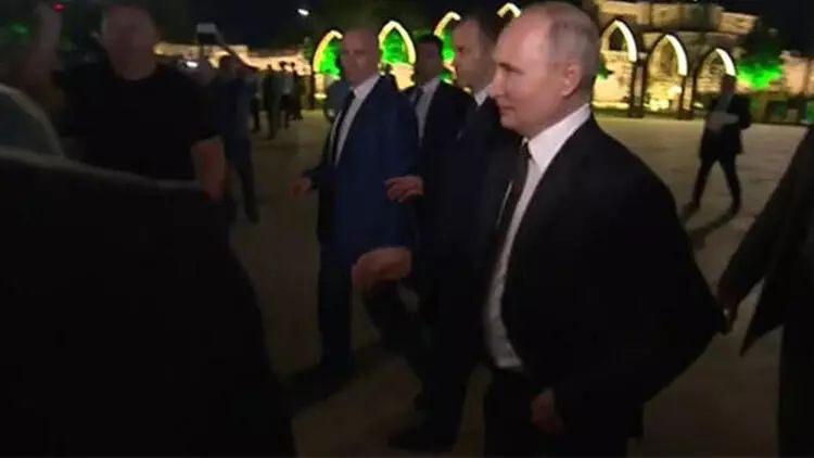 Putin Dağıstanda xalqını salamlamaq üçün küçəyə enib