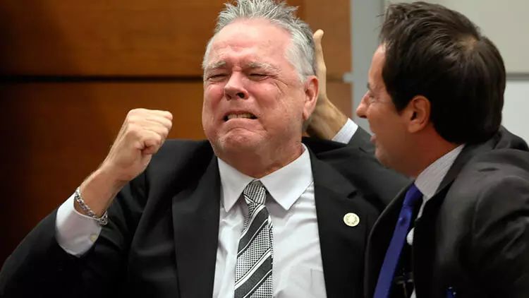 ABŞ-da 17 nəfərin öldürüldüyü məktəbə hücum edənə müdaxilə etməyən polis bəraət aldı