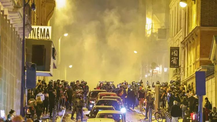 Fransada bələdiyyə sədrinin evi yandırılıb