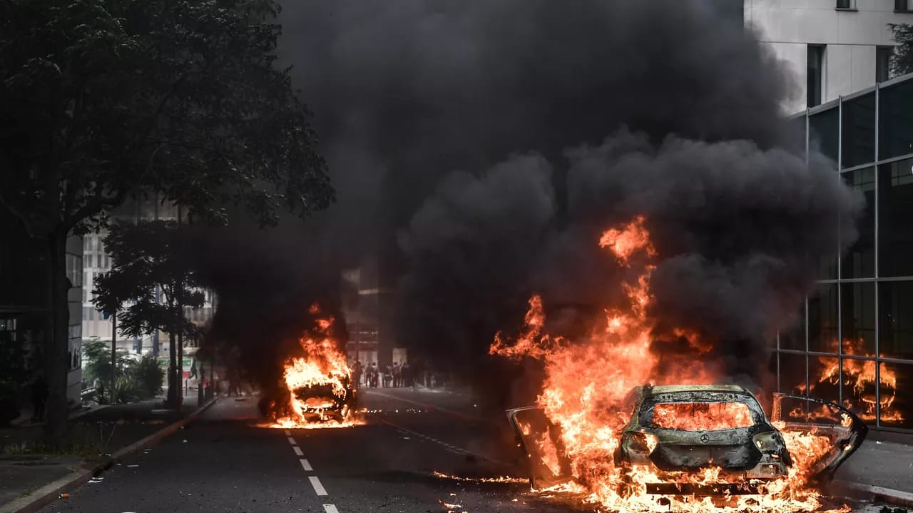 Fransada yanan avtomobilləri söndürməyə çalışan yanğınsöndürən öldü