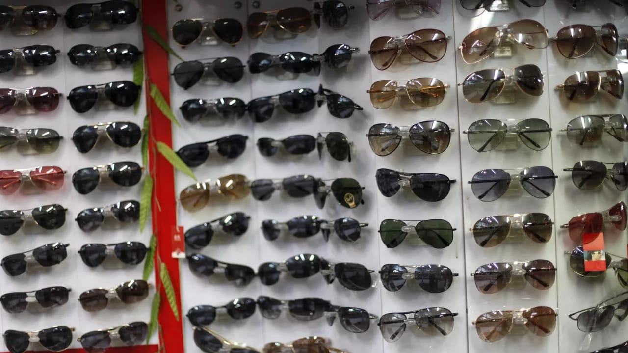 Norveçli siyasətçi eynək oğurladığına görə saxlanılıb