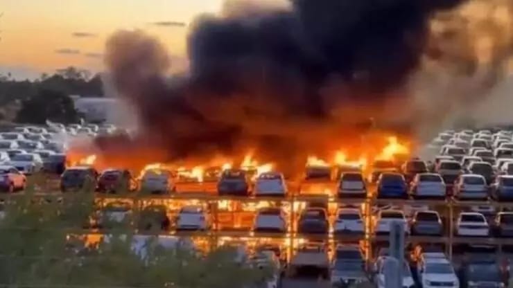 Fransada qorxulu görüntü: Onlarla avtomobil YANDIRILDI