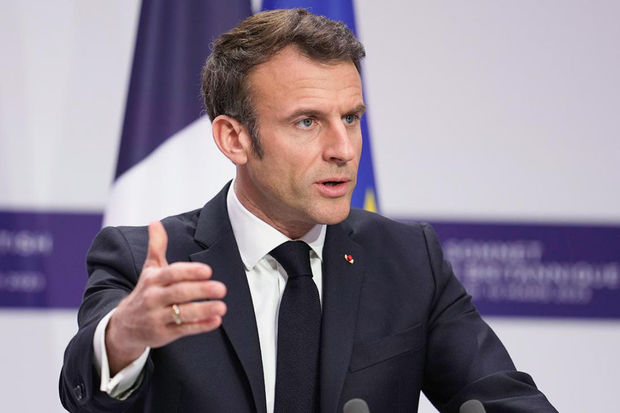 Makron Fransada sosial şəbəkələrin bağlanacağını istisna etməyib