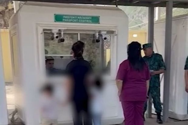 Qarabağın erməni sakinləri Laçındakı sərhəd-buraxılış məntəqəsindən sərbəst keçirlər - VİDEO