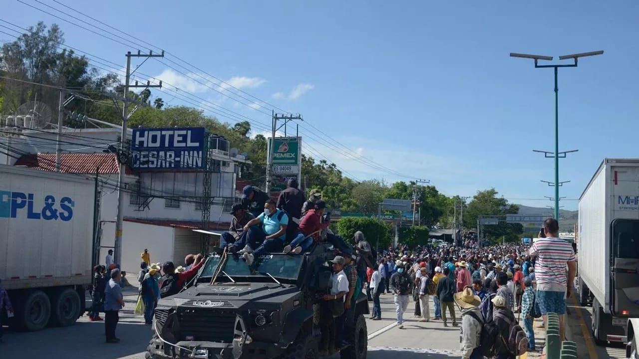 Meksikada etirazçılar 13 polisi girov götürüb qubernatorun ofisini zəbt ediblər