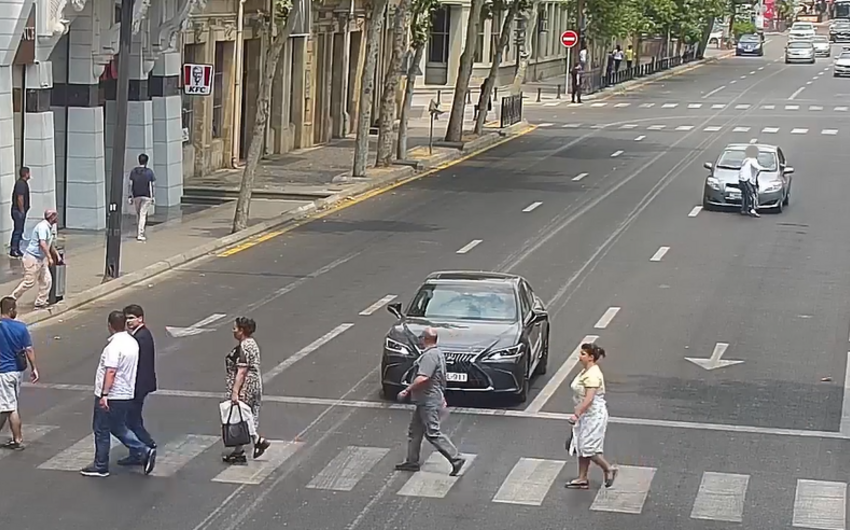 Bakıda avtomobil piyadanı vurub